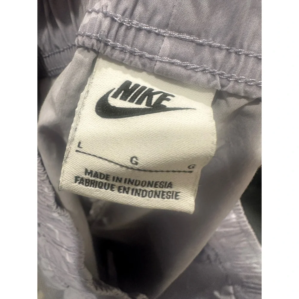 Nike women's Sportswear Woven Swoosh Shorts‎ Lavender Purple All Over Print L
